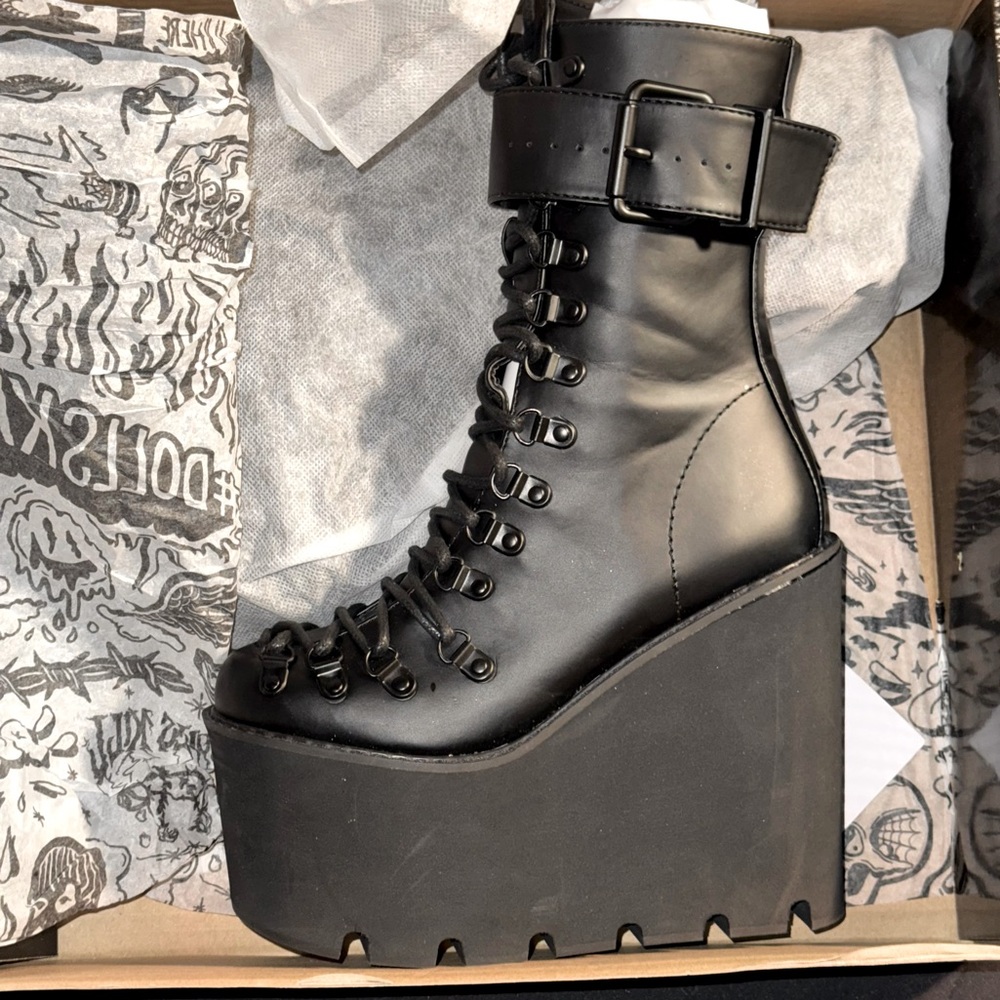 BLACK TRAITOR BOOTS - NEW IN BOX